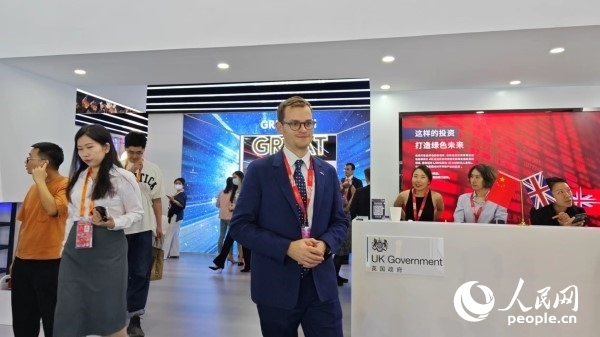 9月2日，英國館館長、英國商業(yè)貿易部市場推廣主管康鵬接受人民網記者采訪。人民網記者 趙雯博攝