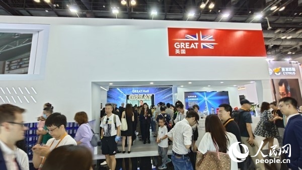 9月3日，英國館吸引參展觀眾駐足。人民網記者 趙雯博攝