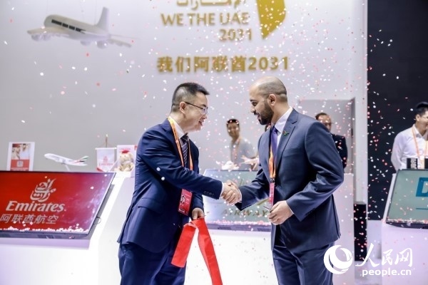 9月3日，阿聯(lián)酋駐華大使館臨時代辦、副館長哈利德·沙赫參贊與中國貿促會聯(lián)絡部二級巡視員楊曉軍揭幕阿聯(lián)酋國家館。圖片由阿聯(lián)酋駐華大使館提供