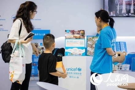 9月2日，觀眾駐足聯(lián)合國兒童基金會展館。圖片由聯(lián)合國兒童基金會提供
