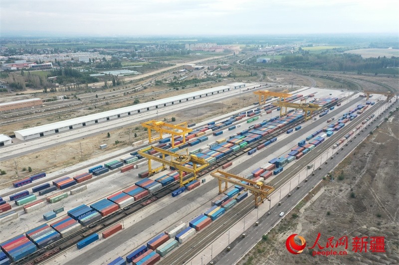 8月8日，在霍爾果斯口岸換裝廠區(qū)，工人正在進(jìn)行吊箱作業(yè)。 人民網(wǎng)記者 張力洋攝