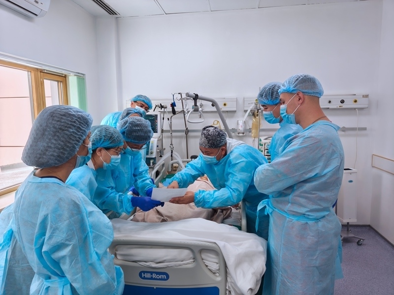 中哈專家團(tuán)隊(duì)完成哈國首例離體肝切和自體肝移植術(shù)。 新疆醫(yī)科大學(xué)第一附屬醫(yī)院供圖