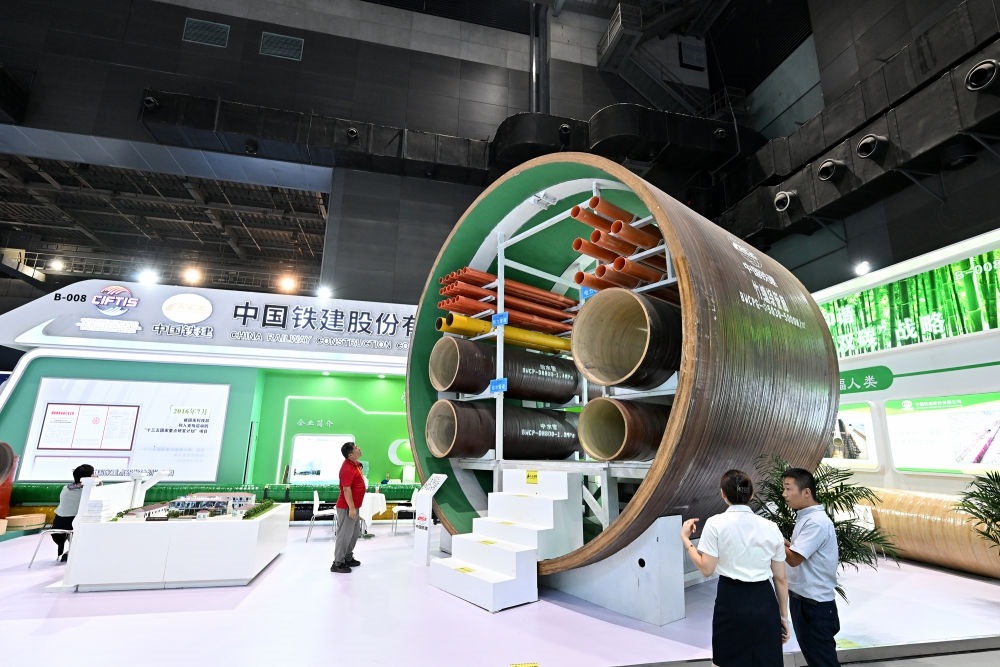 9月2日，在國家體育館舉行的服貿會環(huán)境服務專題展上，客商在中國鐵建展位竹纏繞管廊旁了解信息。新華社記者 李鑫 攝