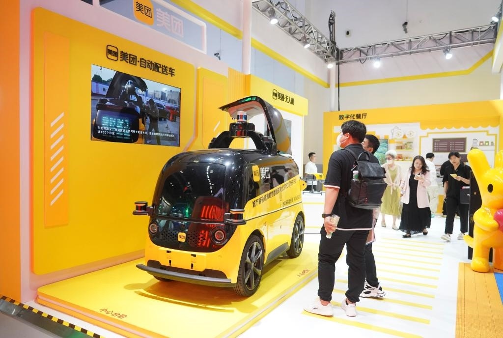 9月4日，在2023年服貿(mào)會(huì)國(guó)家會(huì)議中心美團(tuán)展臺(tái)，觀眾參觀一款自動(dòng)配送車(chē)。新華社記者 劉嶺逸 攝