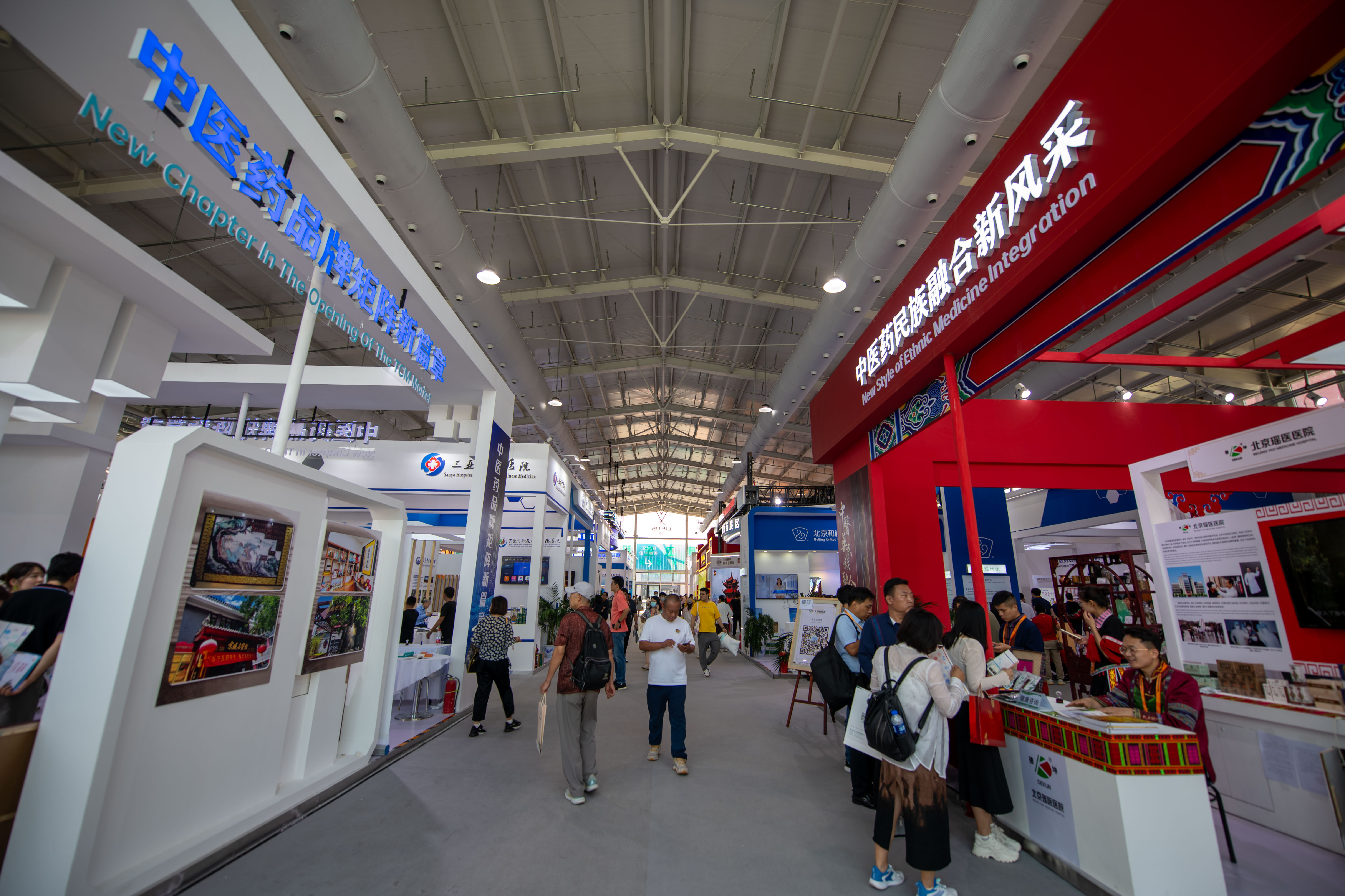 在位于首鋼園的健康衛(wèi)生服務展區(qū)，觀眾正在參觀。人民網(wǎng)記者 翁奇羽攝