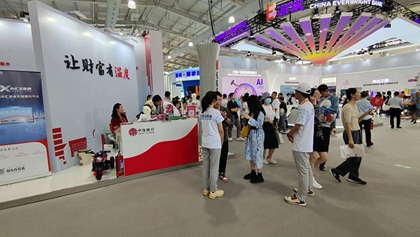 在銀行展臺(tái)，“溫度”成為了高頻詞匯。人民網(wǎng)記者 李彤?dāng)z