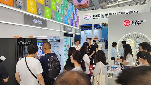 在數(shù)字人民幣體驗(yàn)區(qū)，種類豐富的應(yīng)用場(chǎng)景拉進(jìn)了人們與金融服務(wù)的距離。人民網(wǎng)記者 李彤?dāng)z