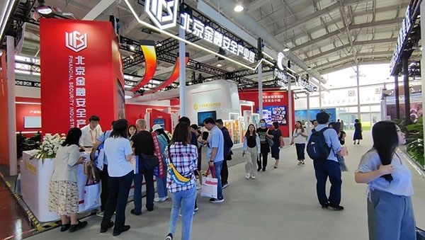 金融安全、投資者教育是金融服務(wù)展區(qū)知識(shí)科普的重要展示環(huán)節(jié)。人民網(wǎng)記者 李彤?dāng)z