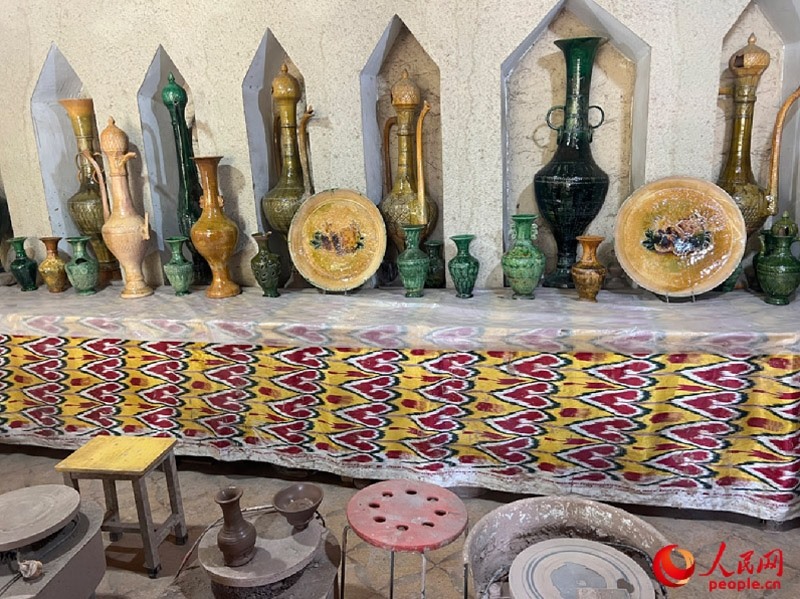 游客制作土陶體驗區(qū)。人民網(wǎng)記者 常雪梅攝