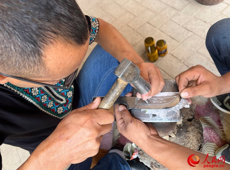 手工制作英吉沙小刀。人民網(wǎng)記者 常雪梅攝