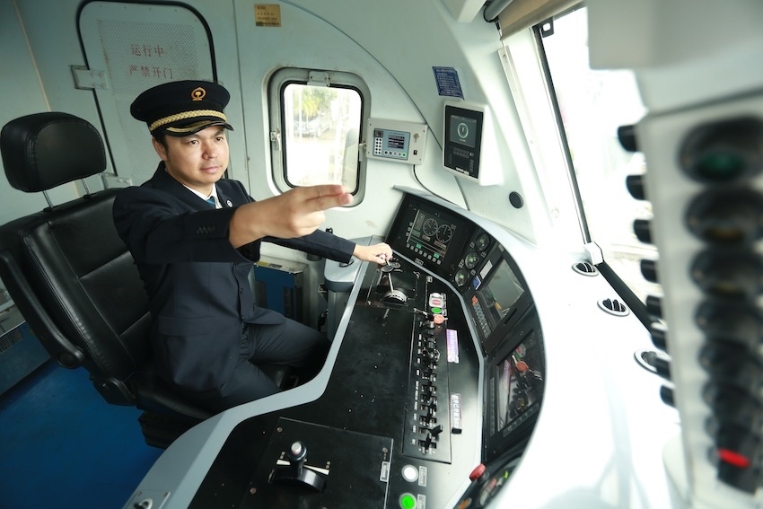 發(fā)車前，仲俊斕確認(rèn)儀表、指示燈狀態(tài)正常。成都機(jī)務(wù)段供圖