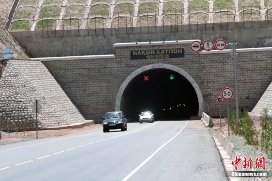 連接塔吉克斯坦南北的重要隧道之一哈特隆隧道由中國路橋承建，是塔國南北公路交通的重要干線道路，對促進(jìn)塔吉克斯坦南北交流和國民經(jīng)濟(jì)發(fā)展具有重要意義。田冰攝