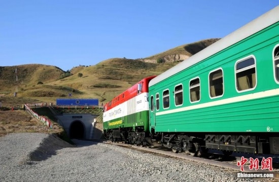 2016年8月24日，塔吉克斯坦“瓦赫達(dá)特-亞灣”鐵路通車。這是絲綢之路經(jīng)濟(jì)帶框架下首個開工并建成的鐵路項(xiàng)目，具標(biāo)志性意義。圖為火車進(jìn)入由中鐵十九局集團(tuán)有限公司承建的隧道。文龍杰 攝