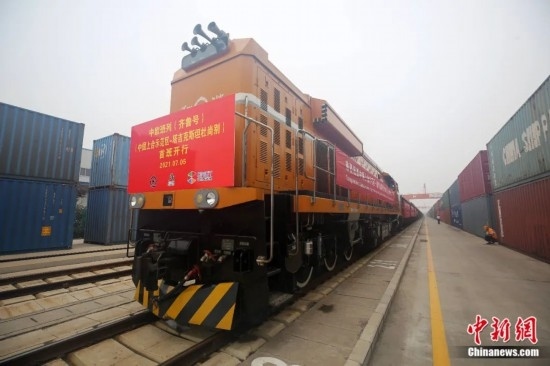 2021年7月5日，中國—上海合作組織地方經(jīng)貿(mào)合作示范區(qū)（簡稱“上合示范區(qū)”）前往塔吉克斯坦首都杜尚別的首班中歐班列（齊魯號）“上合快線”發(fā)出，從上合示范區(qū)青島多式聯(lián)運(yùn)中心啟程，為中國及日本、韓國等周邊國家和地區(qū)與塔吉克斯坦經(jīng)貿(mào)往來提供了全新的物流解決方案。胡耀杰 攝