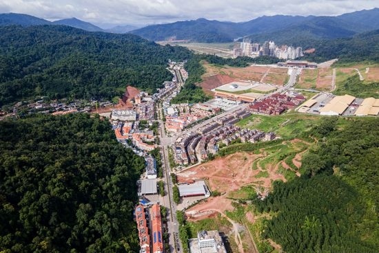 磨憨口岸俯瞰，右前方高層白色建筑群為老撾境內(nèi)。人民網(wǎng)記者 符皓攝