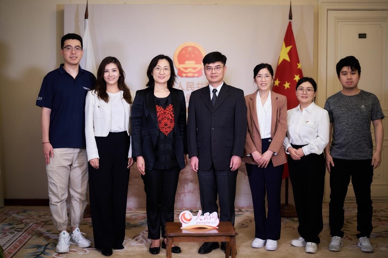 中國駐圣彼得堡副總領(lǐng)事張曉慶（左四）與人民網(wǎng)記者合影。