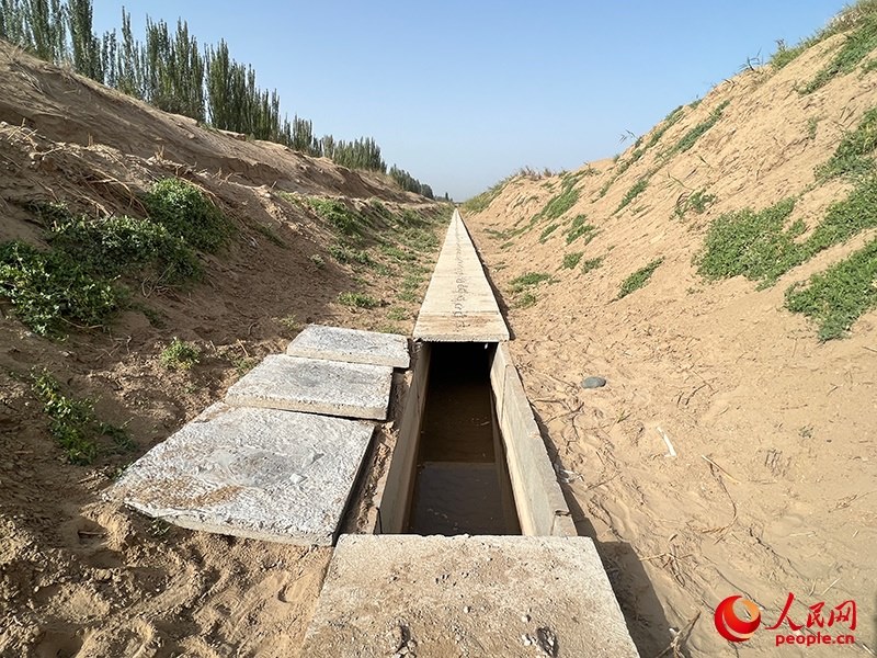 打開蓋板，可見水在寬一米、深一米的渠道內(nèi)暢通流過。人民網(wǎng)記者 常雪梅攝