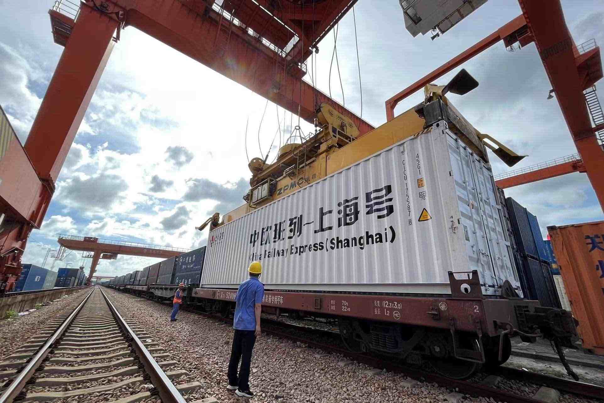 鐵路上海貨運(yùn)中心閔行站貨場內(nèi)，吊機(jī)在貨運(yùn)員的監(jiān)裝下進(jìn)行裝車落箱作業(yè)。人民網(wǎng) 皇甫萬里攝