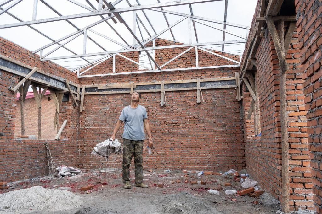 近日，在黑龍江省尚志市老街基鄉(xiāng)基豐村，村民劉環(huán)茂查看新建的房屋。新華社記者 謝劍飛 攝