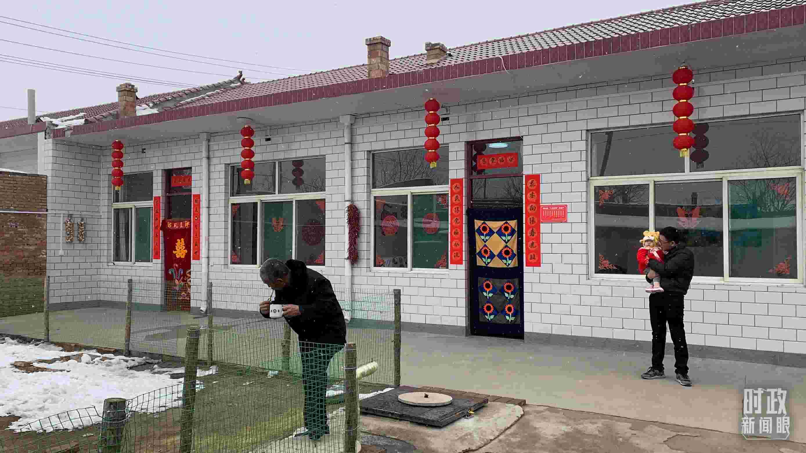 △ 當(dāng)年春節(jié)來臨之前，馮南垣村受災(zāi)村民全部搬進(jìn)了新家。（總臺(tái)央視記者段德文拍攝）