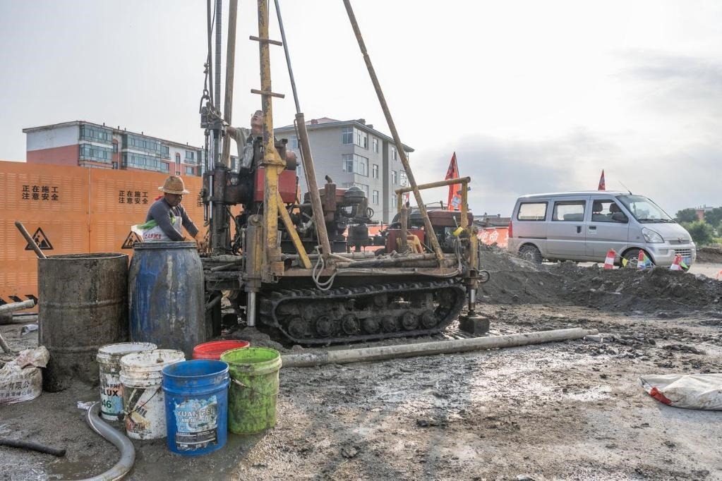 近日，在黑龍江省尚志市老街基鄉(xiāng)，施工人員正在作業(yè)。新華社記者 謝劍飛 攝