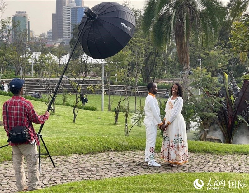 一對新人在友誼廣場拍照。人民網(wǎng)記者 趙艷紅攝