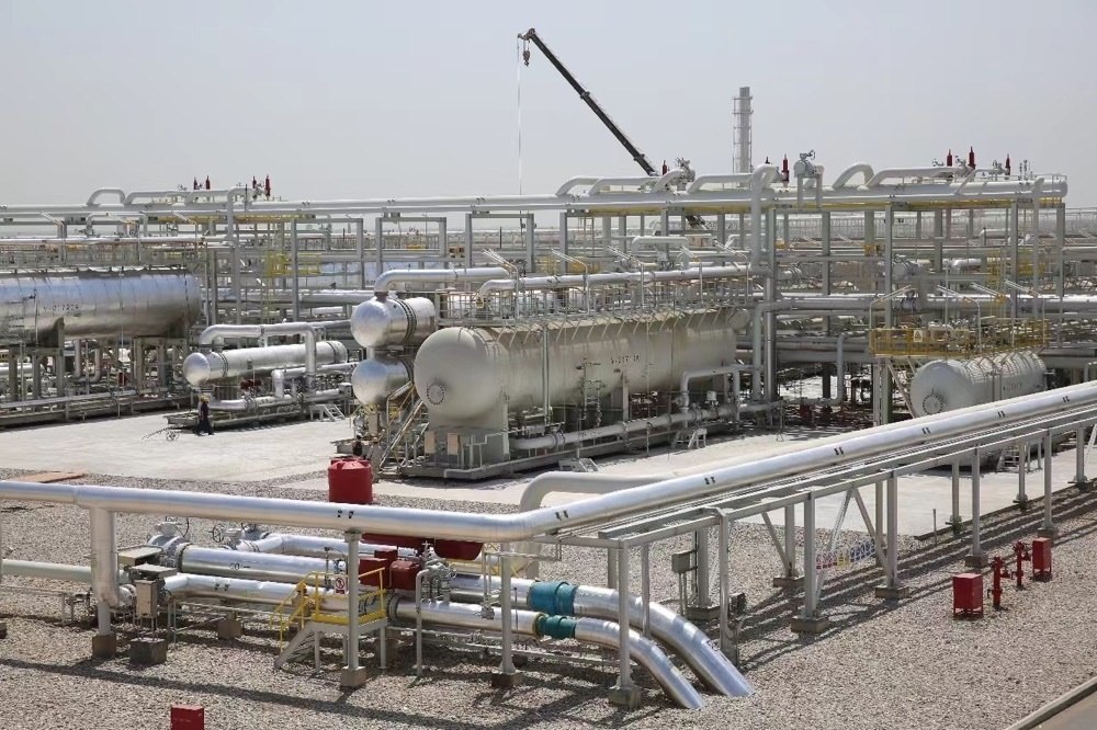 圖為位于伊拉克米桑省阿瑪拉市，由中國(guó)石油、道達(dá)爾、馬來西亞石油合資建設(shè)的哈法亞油田油氣處理站。中國(guó)石油哈法亞公司/供圖