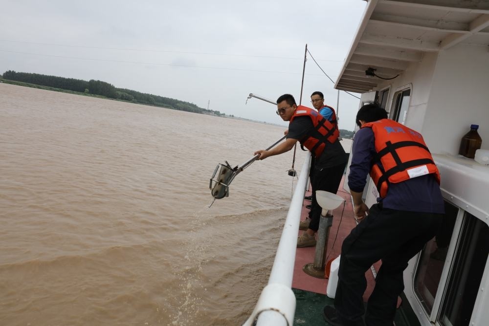 2023年6月29日，調(diào)水調(diào)沙期間，黃河下游利津水文站工作人員在進(jìn)行取沙作業(yè)。新華社記者 劉詩平 攝