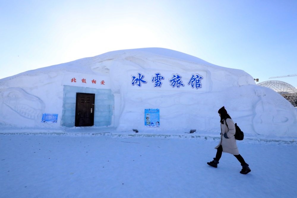 游客從北極村冰雪旅館的一個房間前走過（2018年1月31日攝）。