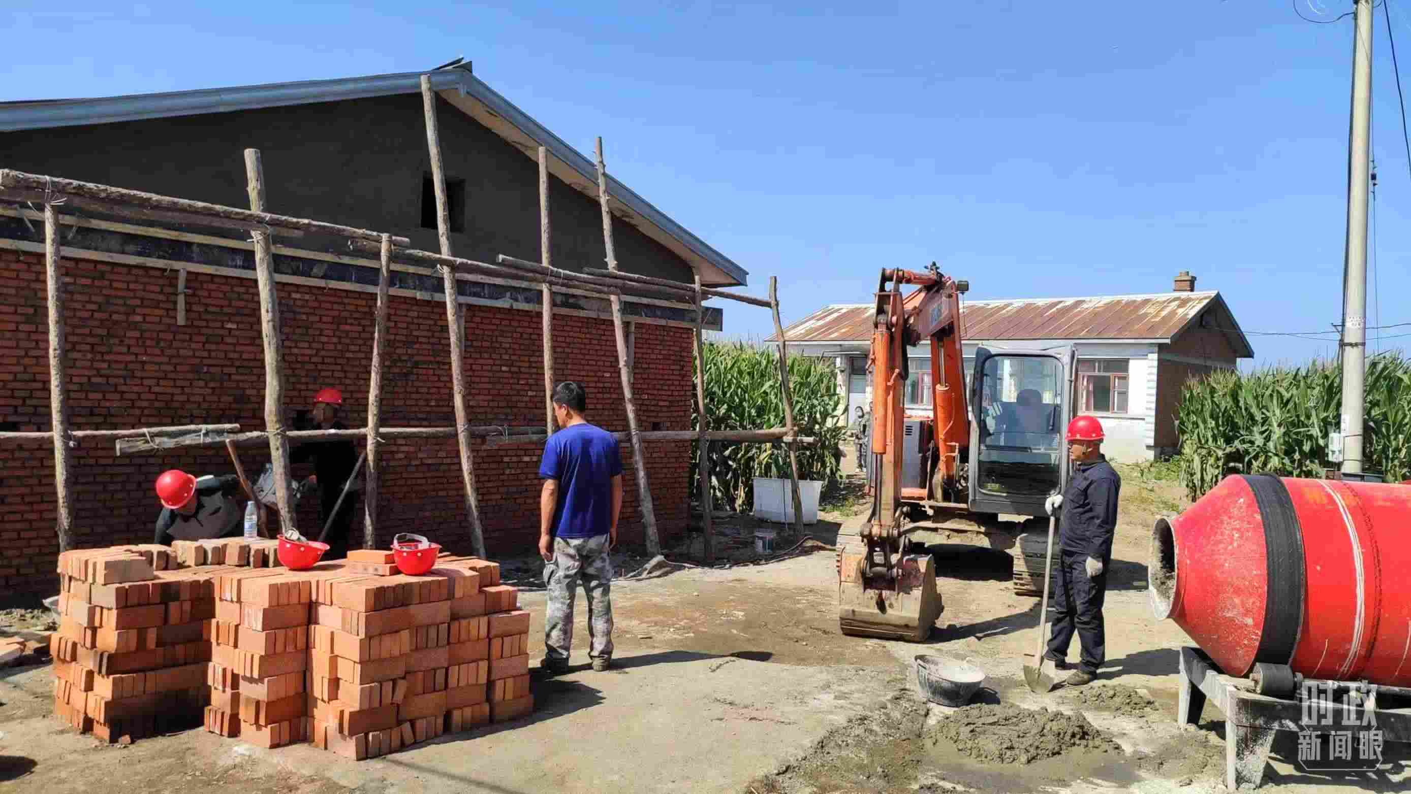 △村民正在修繕被損的房屋。（總臺央視記者薛冠南拍攝）