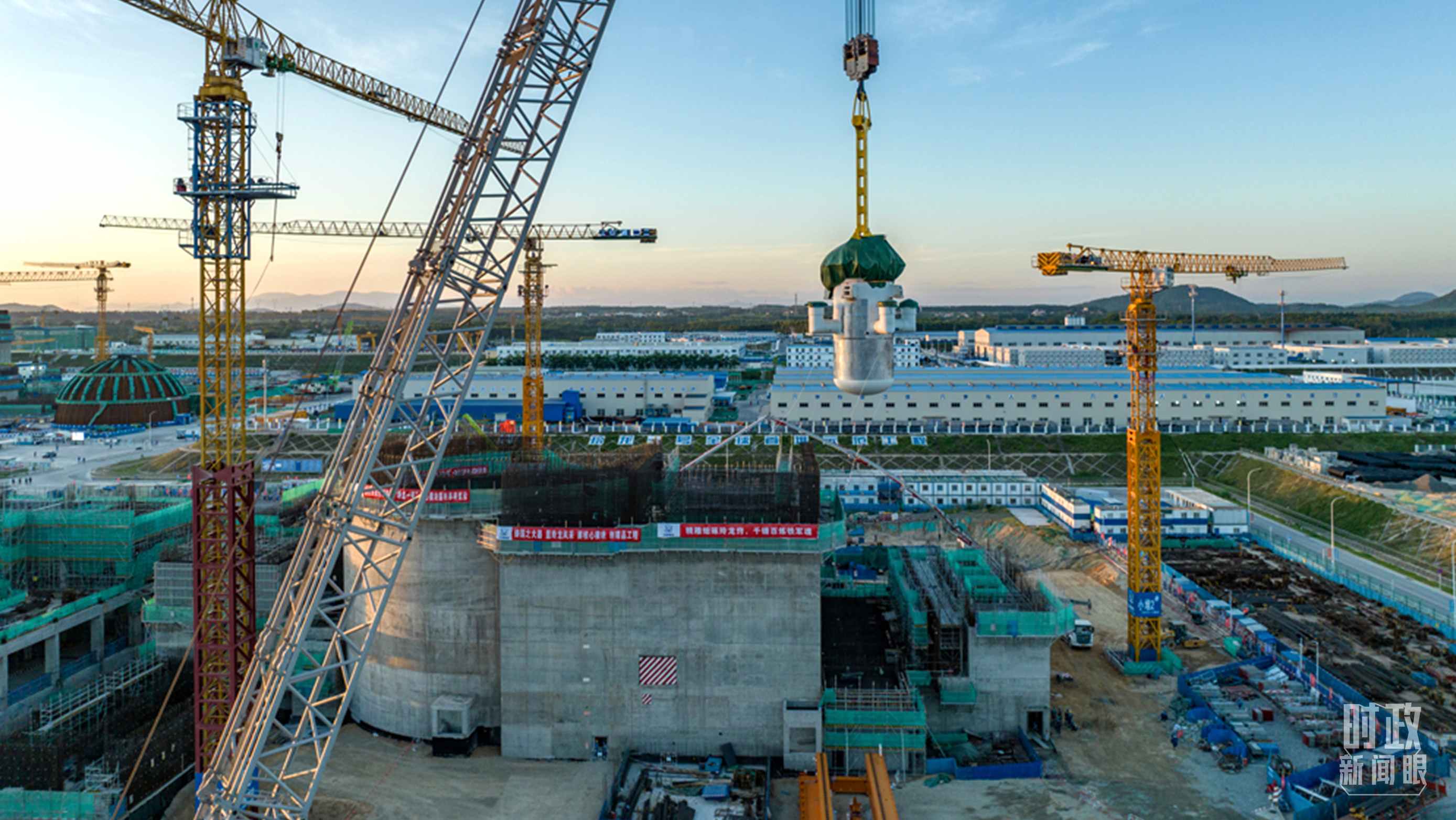 △8月10日，由中國第一重型機械股份公司承制的玲龍一號反應堆核心模塊“玲龍之心”成功吊裝。（圖/國務院國資委網站）