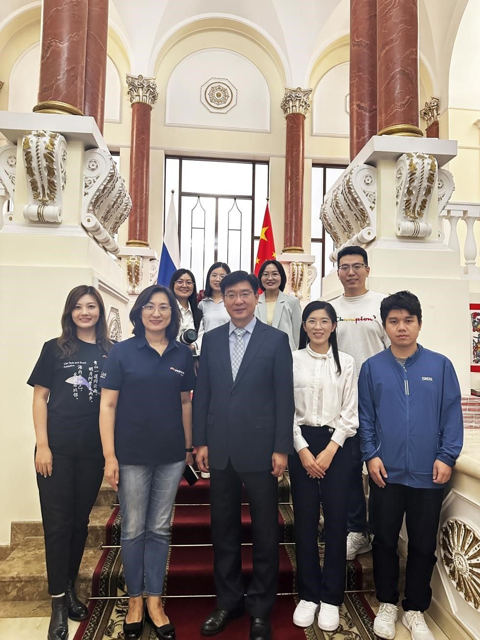 中國駐俄羅斯大使館公使銜文化參贊、莫斯科中國文化中心主任封立濤（前排中）與人民網(wǎng)記者合影。