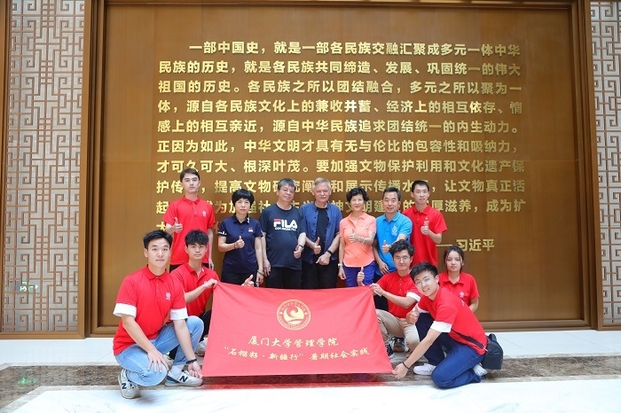 潘維廉和實踐隊師生在昌吉州博物館合影。主辦方供圖