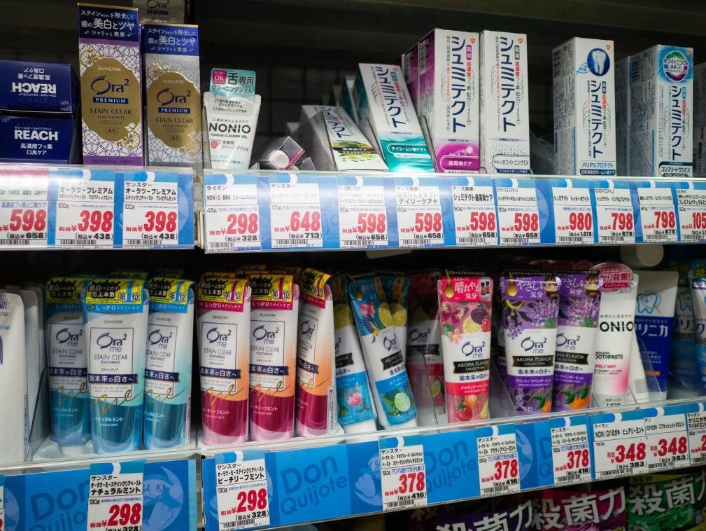 這是8月16日在日本東京新宿一商場拍攝的貨架。新華社記者張笑宇攝