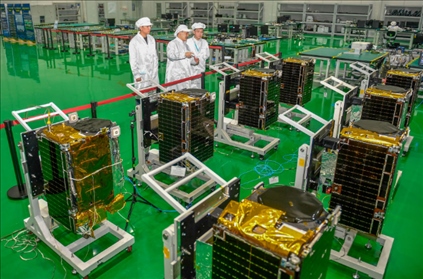 △2022年10月17日，位于吉林長春的長光衛(wèi)星技術(shù)股份有限公司科研人員在衛(wèi)星總裝測試大廳進行相關(guān)測試工作。