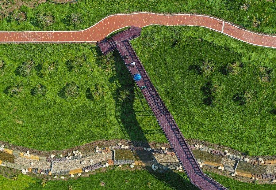 △游人在吉林長春市九臺區(qū)清水村千畝苗木花卉休閑旅游觀光產(chǎn)業(yè)園區(qū)參觀游覽。