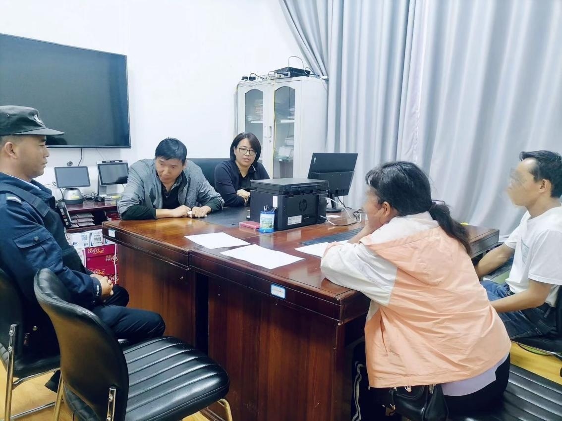 2023年8月4日，和立峰（左二）在調(diào)解一起家庭婚姻糾紛。受訪者供圖