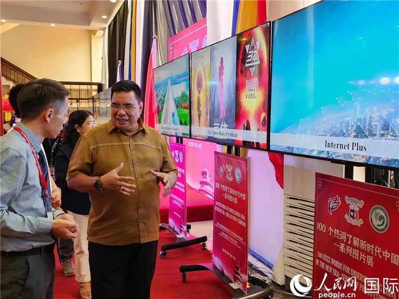 圖為菲律賓國家圖書館館長阿德里亞諾參觀新時代中國圖片展。人民網(wǎng)記者樊帆攝