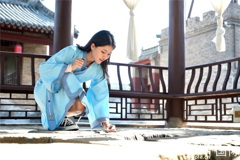 圖為選手在“曲水流觴亭”將“桃心”蠟燭放入渠中。人民網(wǎng) 盧鵬宇攝