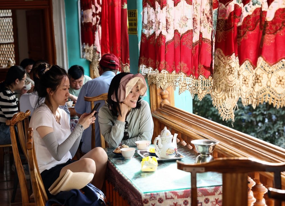 游客在新疆喀什古城景區(qū)百年老茶館內(nèi)品茶小憩（2023年9月7日攝）。新華社記者 蘭紅光 攝