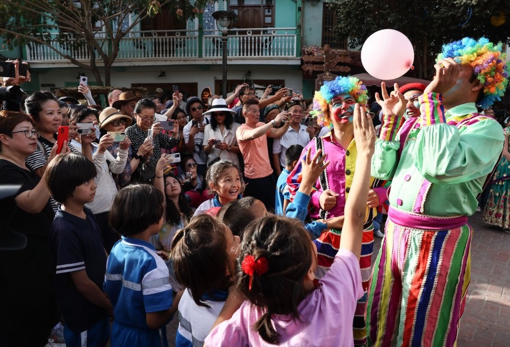 演員與小朋友在新疆喀什古城景區(qū)互動(dòng)（2023年9月7日攝）。新華社記者 蘭紅光 攝