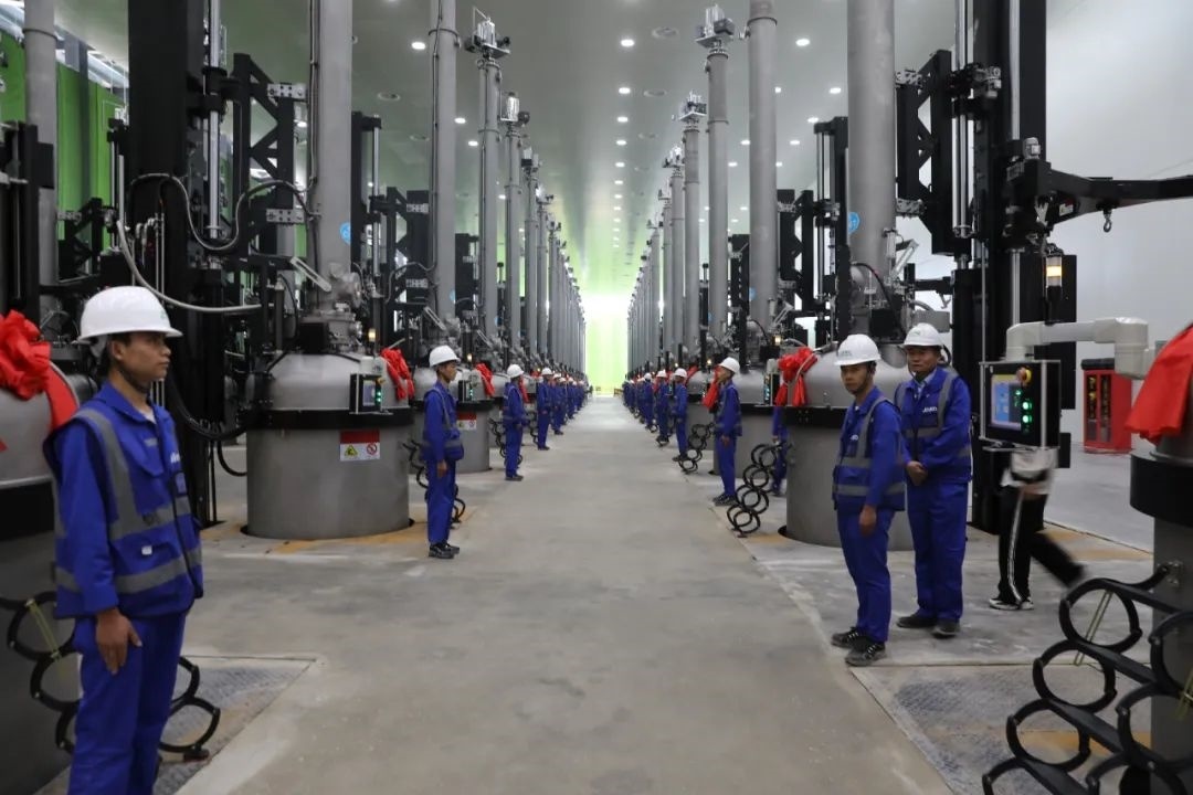 晶科能源二期20GW拉棒切方項目投產(chǎn)現(xiàn)場。南川工業(yè)園區(qū)管委會供圖