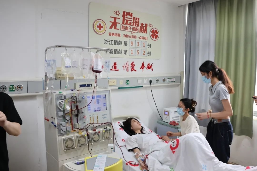 陸冰冰（右三）捐獻185毫升造血干細(xì)胞。受訪者供圖