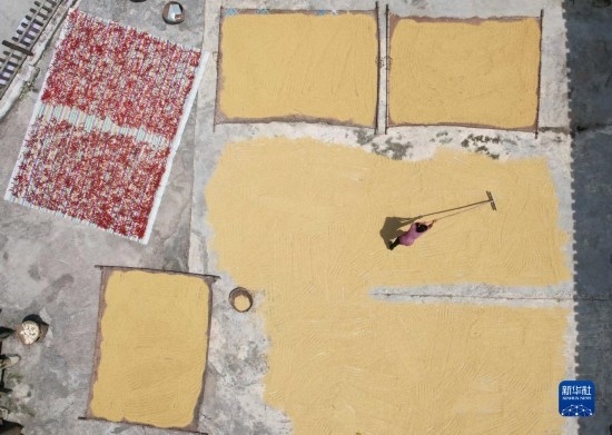 9月16日，村民在貴州省黔東南苗族侗族自治州施秉縣馬溪鄉(xiāng)王家坪村晾曬稻谷（無人機(jī)照片）。