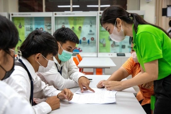 3月14日，在泰國(guó)大城府大城技術(shù)學(xué)院魯班工坊，教師（右一）給學(xué)生上課。新華社記者 王騰 攝