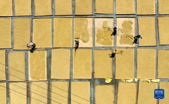 9月16日，在湖南省懷化市通道侗族自治縣萬佛山鎮(zhèn)溪上村，村民在晾曬稻谷（無人機(jī)照片）。