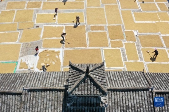 9月16日，村民在貴州省黔東南苗族侗族自治州從江縣剛邊壯族鄉(xiāng)三聯(lián)村晾曬稻谷（無人機(jī)照片）。