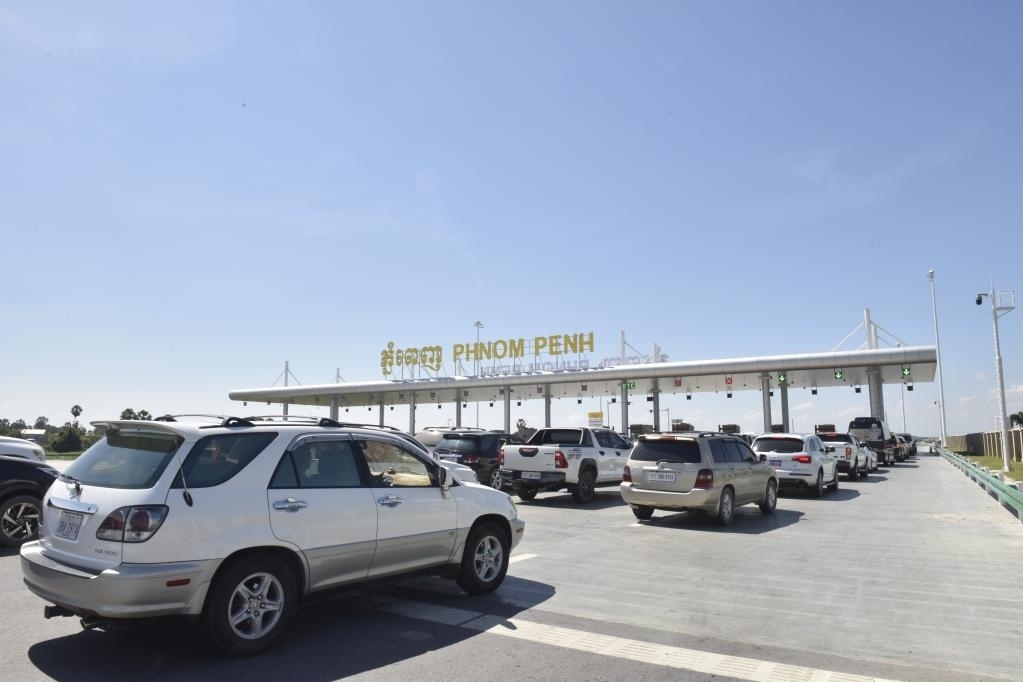 2022年11月7日，車輛在柬埔寨首都金邊的金港高速公路入口處排隊(duì)。金港高速公路連接柬埔寨首都金邊和該國最大深水海港西哈努克港。