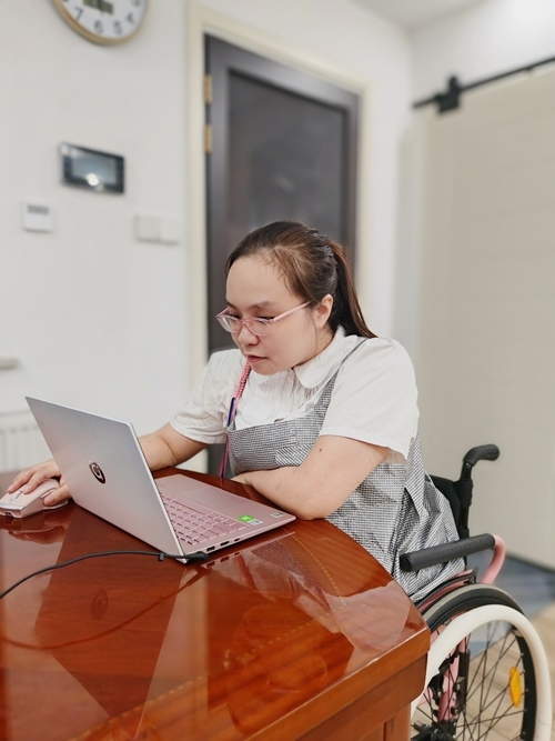 杜誠(chéng)誠(chéng)在準(zhǔn)備電影講解稿。 魏涵玉攝