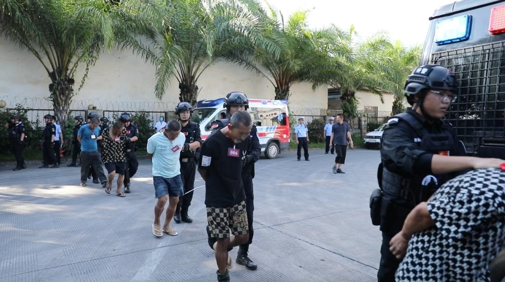 圖為涉詐犯罪嫌疑人移交我方。